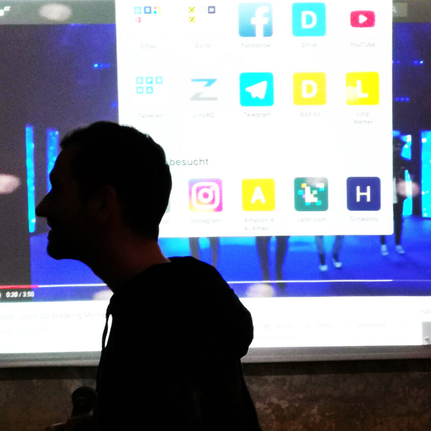 MEDIEN - HOW WE USE THEM OR HOW THEY USE US