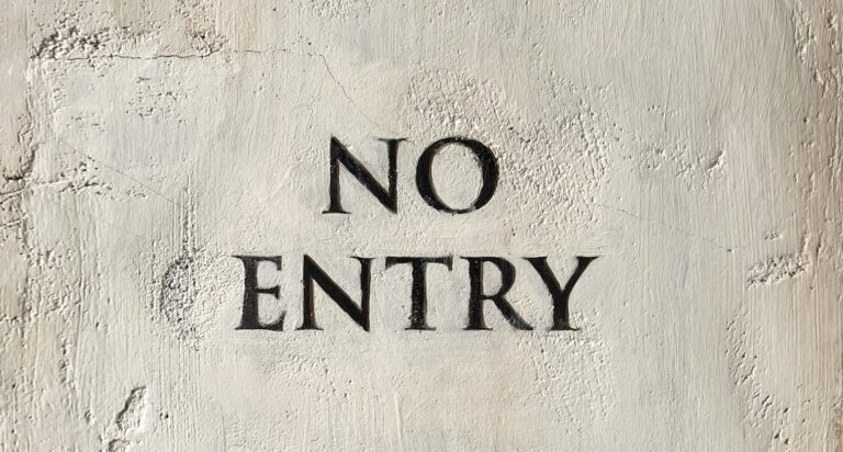 a sign that says no entry on a wall